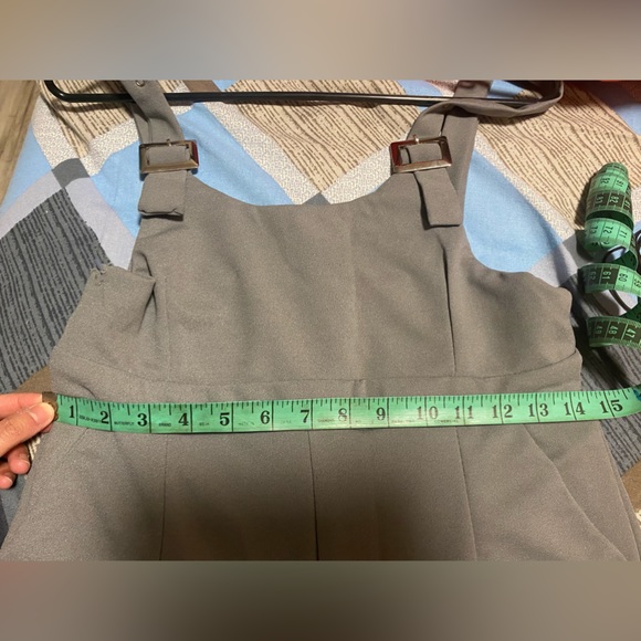 Jumpsuit small size, adjustment on shoulder with buckle comes with 3 loop holes. - Picture 4 of 8